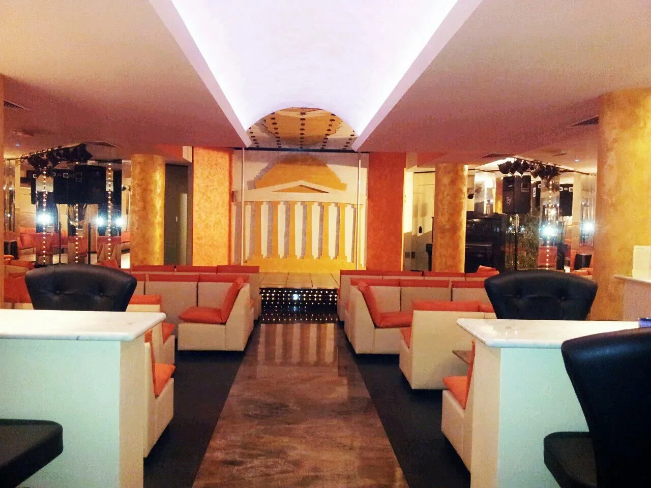 Sala principale e palco del Crazy Love nightclub Rimini